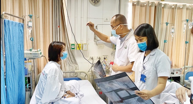 PGS Nguyễn Hồng Hà đang thăm khám cho bệnh nhân.