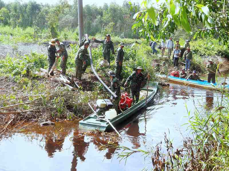 Vận hành máy móc thường xuyên bảo đảm công tác sẵn sàng PCCCR ở lâm phần rừng tràm Cà Mau.