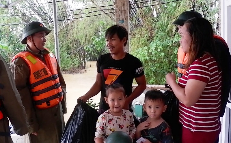 Thiếu tướng, Phó Tư lệnh Quân khu 4 Nguyễn Văn Man thăm, tặng quà người dân Phú Mậu, Phú Vang, Thừa Thiên Huế