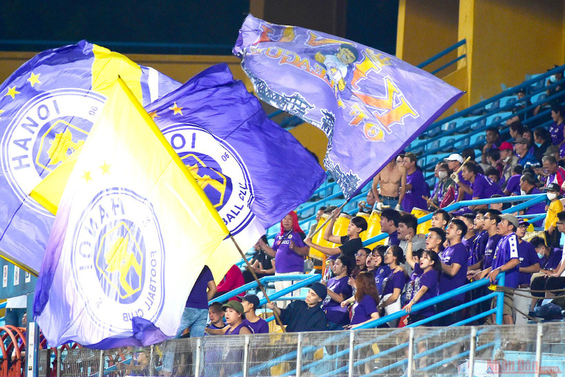 Các cổ động viên Hà Nội FC có mặt tại sân Hàng Đẫy ngày 10-10. (Ảnh: TRẦN HẢI)