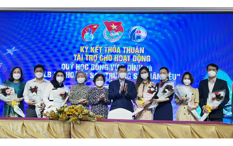 Các doanh nghiệp ký kết tài trợ, đồng hành cùng Quỹ học bổng Vừ A Dính.