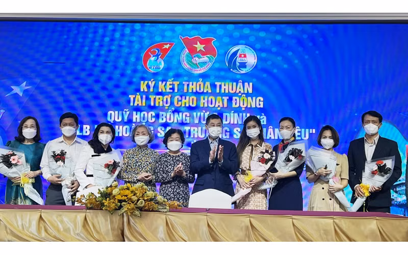 Các doanh nghiệp ký kết tài trợ, đồng hành cùng Quỹ học bổng Vừ A Dính.