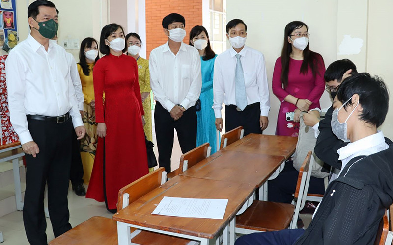 Bí thư Tỉnh ủy Đồng Nai Nguyễn Hồng Lĩnh (bên trái) cùng lãnh đạo Sở Giáo dục và Đào tạo tỉnh động viên học sinh Trường trung học phổ thông chuyên Lương Thế Vinh trong ngày đầu tiên trở lại học trực tiếp.