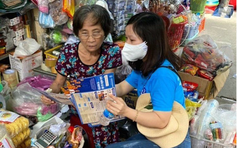 Truyền thông chính sách BHXH đến người lao động tự do tại tỉnh Khánh Hòa. (Ảnh TRUNG TÂM)