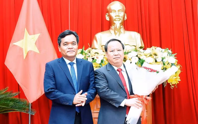 Ông Hồ Văn Niên, Bí thư Tỉnh ủy Gia Lai tặng hoa chúc mừng ông Châu Ngọc Tuấn được bầu giữ chức Chủ tịch HĐND tỉnh. (Ảnh: Đức Thụy)