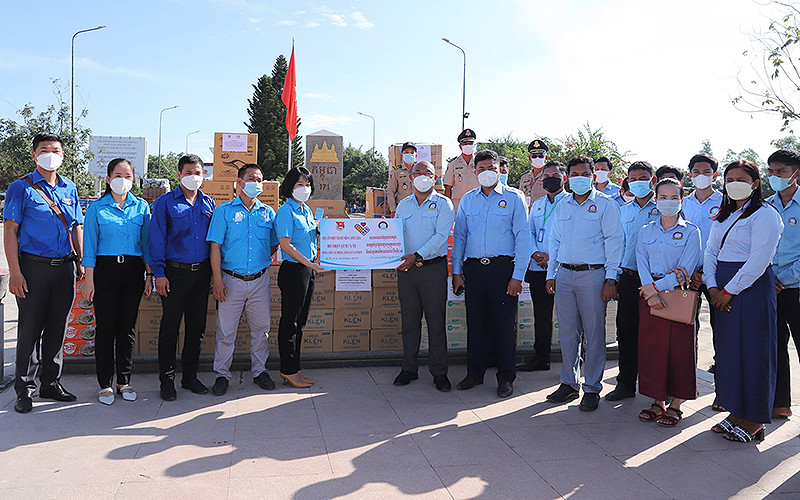 Đại diện Hội Liên hiệp Thanh niên Việt Nam và Hội Liên hiệp Thanh niên Campuchia tại Lễ bàn giao.