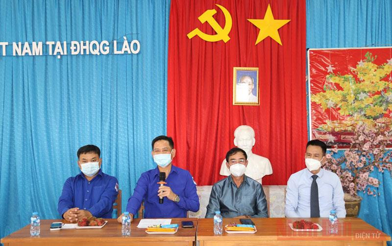 Đồng chí Souliya Keophilavong (thứ 2 từ trái sang) khẳng định, tuổi trẻ hai nước Lào - Việt Nam sẽ tiếp tục đoàn kết, hợp tác chặt chẽ hơn nữa.