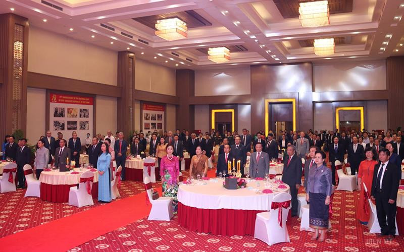 Các đồng chí lãnh đạo cấp cao Lào, Đại sứ Việt Nam tại Lào cùng hàng trăm đại biểu dự lễ kỷ niệm 75 năm Quốc khánh Việt Nam, tối 28-8.