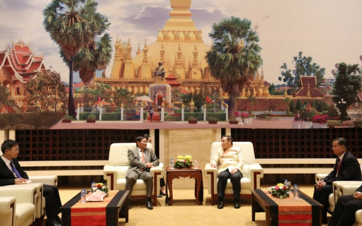 Đại sứ Nguyễn Bá Hùng (trái) khẳng định, Mặt trận Lào Xây dựng đất nước ngày càng có chỗ đứng vững chắc trong lịch sử cách mạng Lào.