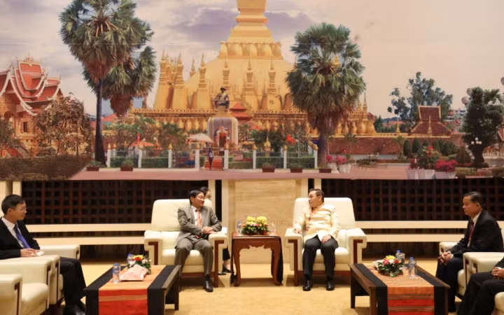 Đại sứ Nguyễn Bá Hùng (trái) khẳng định, Mặt trận Lào Xây dựng đất nước ngày càng có chỗ đứng vững chắc trong lịch sử cách mạng Lào.