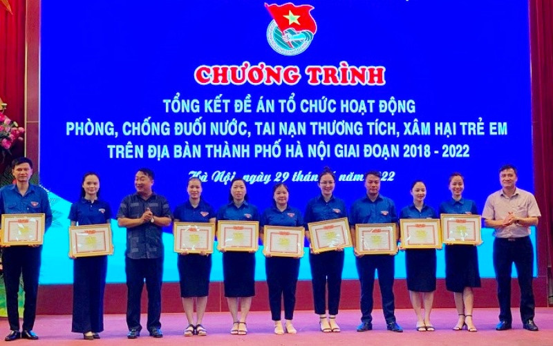 Khen thưởng các tập thể, cá nhân tham gia hoạt động chống đuối nước, chống xâm hại trẻ em.