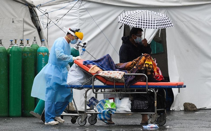 Chuyển bệnh nhân nghi mắc Covid-19 đến Bệnh viện Sta. Ana, Manila, Philippines, ngày 8/9/2021. (Ảnh: Reuters)