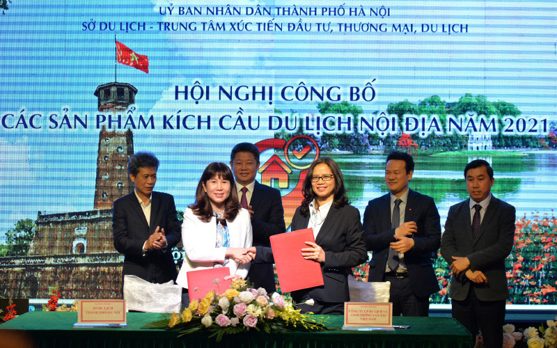 Các đại biểu ký kết biên bản hợp tác nhằm nâng cao chất lượng sản phẩm du lịch