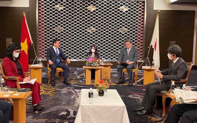 Bộ trưởng Công thương Nguyễn Hồng Diên làm việc với Bộ trưởng Bộ Kinh tế, Thương mại và Công nghiệp Nhật Bản Koichi Haguida. (Nguồn: Bộ Ngoại giao)