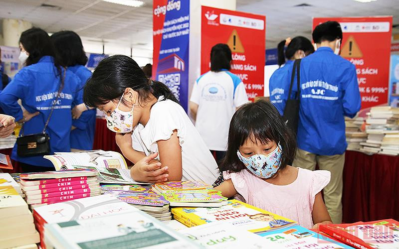 Thanh niên, thiếu nhi hào hứng trải nghiệm các ấn phẩm tại Tuần lễ sách Khoa học và Công nghệ lần thứ nhất.