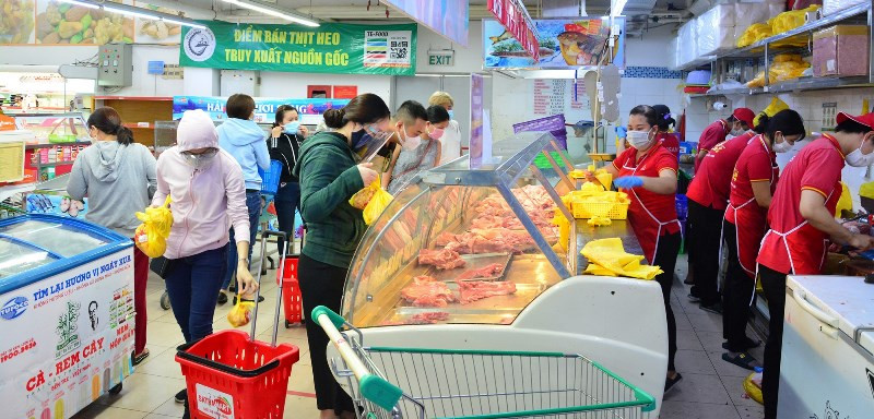 Người dân mua thực phẩm tươi sống tại một siêu thị của SATRA trong ngày 7/7.