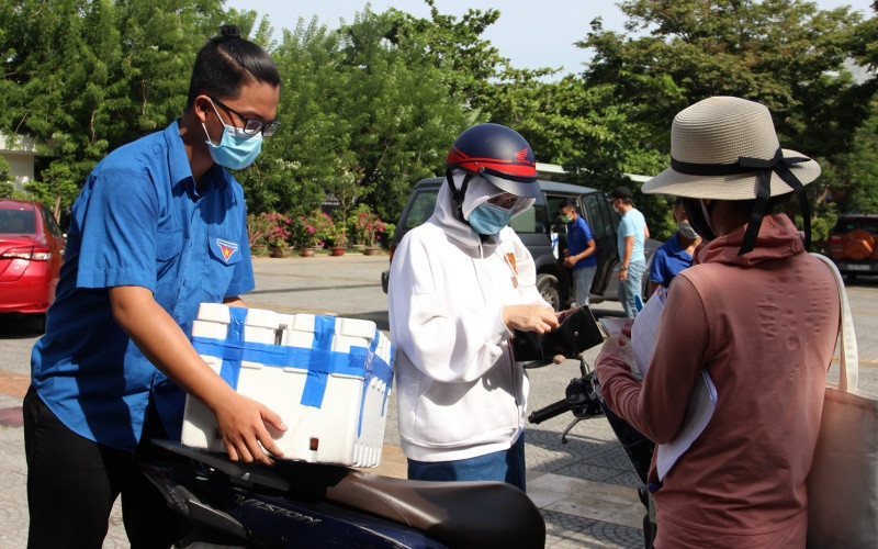 Người dân đến mua vải.