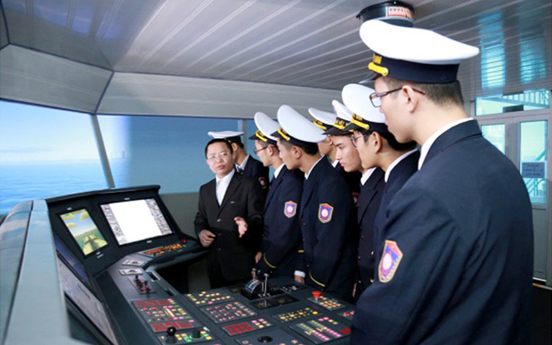 Các trường đại học phải bảo đảm được vai trò then chốt trong đào tạo nguồn nhân lực chất lượng cao, là cái nôi của các hoạt động nghiên cứu khoa học, đổi mới sáng tạo. Trong ảnh: Hệ thống huấn luyện mô phỏng lái tàu tại Trường đại học Hàng hải Việt Nam. Ảnh: CTV