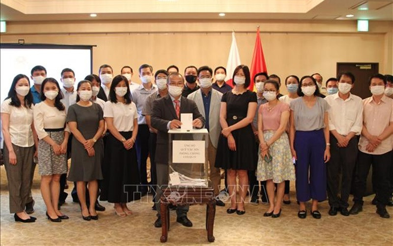 Kiều bào Việt Nam tại Nhật Bản quyên góp ủng hộ Quỹ Vaccine phòng Covid-19 của Việt Nam. (Ảnh: TTXVN)