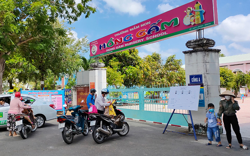 Trẻ được giáo viên Trường Mầm non Hồng Gấm đưa ra cổng trường chờ phụ huynh đón.