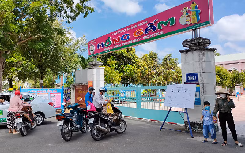 Trẻ được giáo viên Trường Mầm non Hồng Gấm đưa ra cổng trường chờ phụ huynh đón.