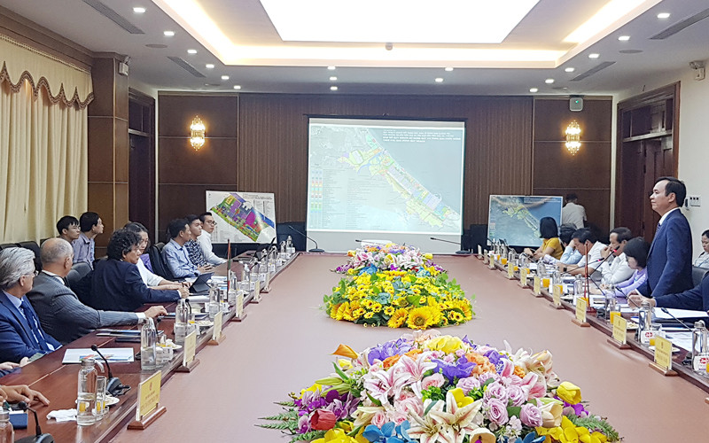 Chủ tịch UBND tỉnh Quảng Trị Võ Văn Hưng giới thiệu tiềm năng năng lượng của tỉnh với Công ty năng lượng Eni Việt Nam 