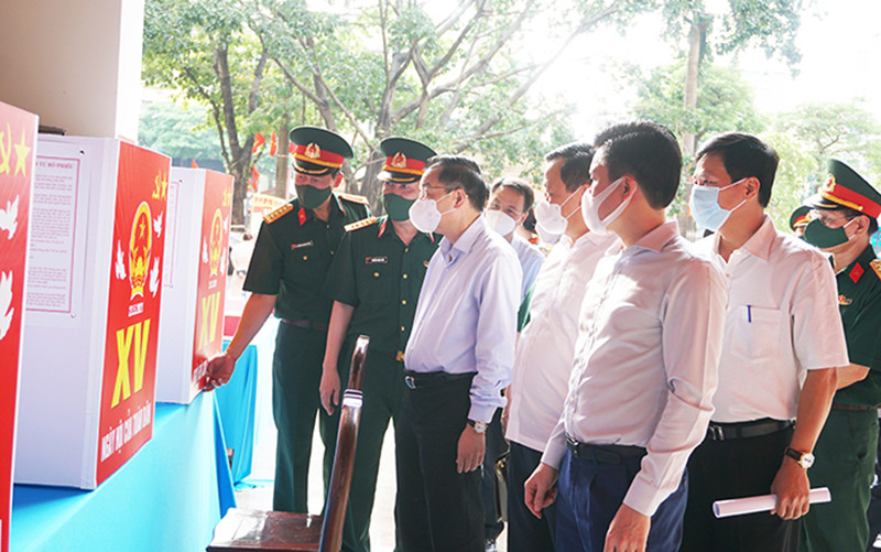 Chủ tịch UBND thành phố Hà Nội kiểm tra khu vực bỏ phiếu. Ảnh: Quỳnh Anh.
