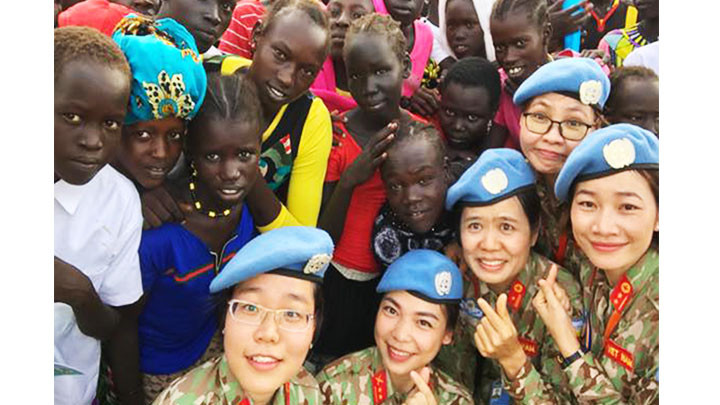 Nữ quân nhân GGHB Việt Nam giao lưu với người dân địa phương. Ảnh nhân vật cung cấp 