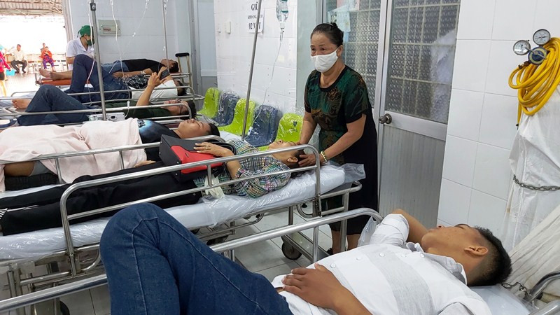Khoảng 30 người bị nặng phải nằm viện để tiếp tục điều trị, theo dõi.