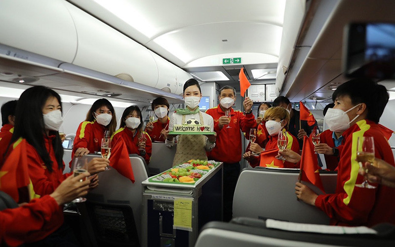 Huấn luyện viên Mai Đức Chung cùng các cầu thủ đội tuyển bóng đá nữ trên chuyên cơ của Bamboo Airways. (Ảnh: Hãng hàng không Bamboo Airways)