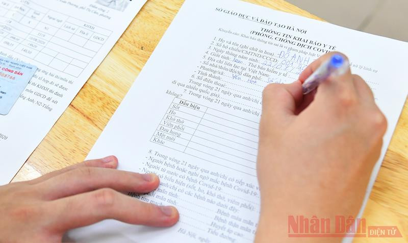 Thí sinh thực hiện khai báo y tế. Ảnh: THUỶ NGUYÊN