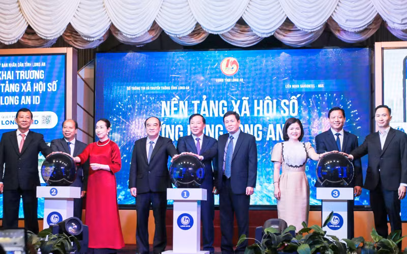Lãnh đạo tỉnh Long An ấn nút ra mắt nền tảng xã hội số - ứng dụng Long An ID.