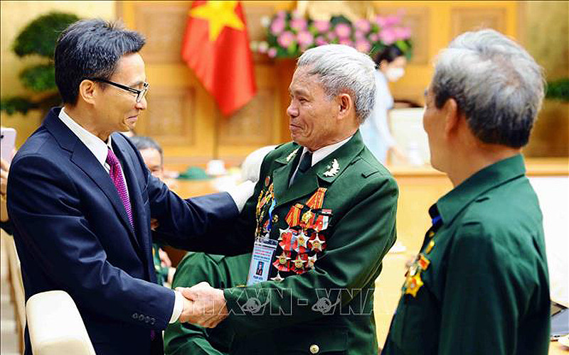 Phó Thủ tướng Vũ Đức Đam thăm hỏi các đại biểu. (Ảnh: TTXVN)