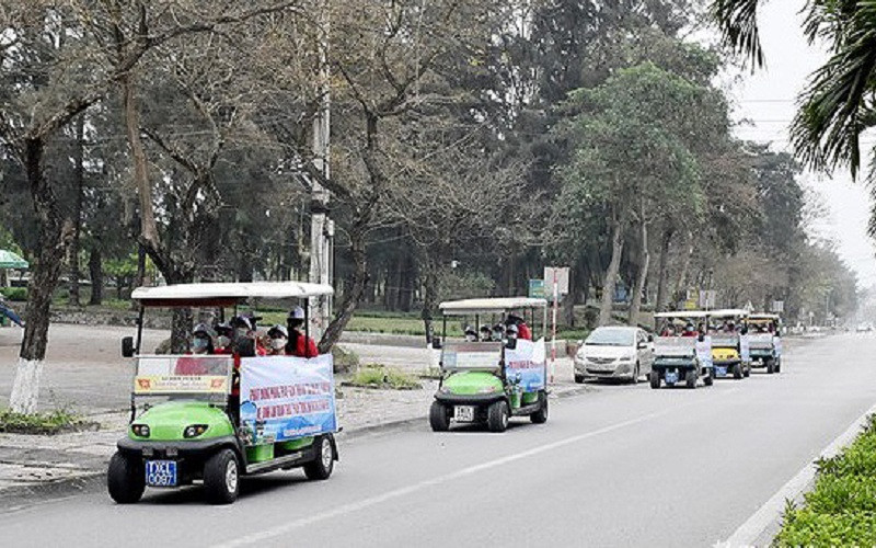 Diễu hành tuyên truyền bảo đảm vệ sinh an toàn thực phẩm trong lĩnh vực du lịch. Ảnh: Công Kiên