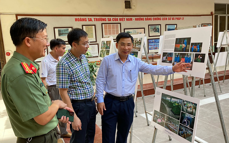 Người dân Bắc Giang tham quan triển lãm sách ảnh “Bắc Giang kiên cường chống dịch Covid-19”.