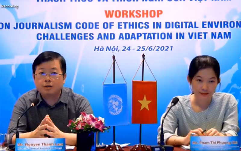 Cục trưởng Cục Báo chí Nguyễn Thanh Lâm (bên trái) phát biểu tham luận tại hội thảo. (Ảnh chụp màn hình)