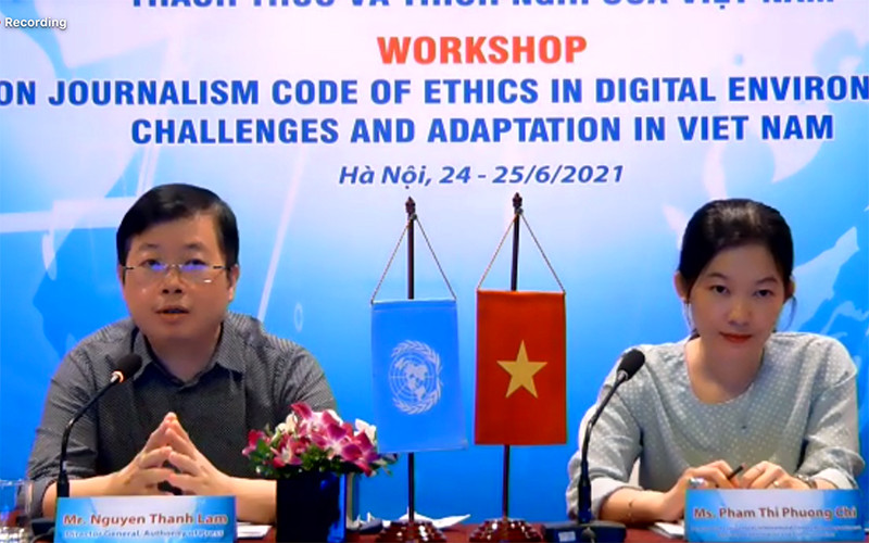 Cục trưởng Cục Báo chí Nguyễn Thanh Lâm (bên trái) phát biểu tham luận tại hội thảo. (Ảnh chụp màn hình)