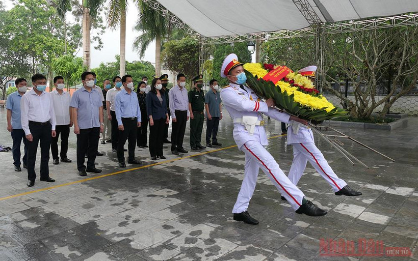 Phó Chủ tịch nước cùng lãnh đạo tỉnh Hà Giang viếng Nghĩa trang liệt sĩ quốc gia Vị Xuyên.