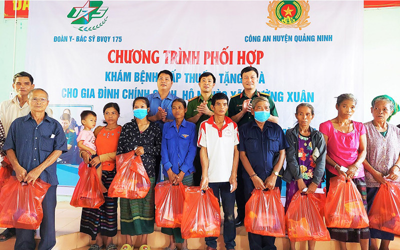 Đại diện các đơn vị tặng quà cho gia đình chính sách, hộ nghèo. 
