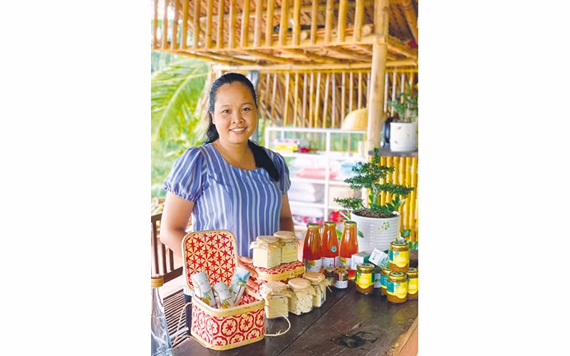 Thạch Thị Chal Thi bên bộ sản phẩm do mình sáng tạo.