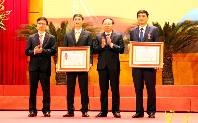 Tập thể Trường Quản trị kinh doanh Vinacomin và ông Phạm Văn Minh, Giám đốc Công ty cổ phần than Vàng Danh được trao tặng Huân chương Lao động hạng Ba.