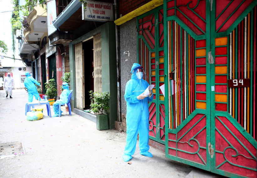 Điều tra dịch tễ tại khu vực cách ly y tế phường Văn Chương - Đống Đa. Ảnh: DUY LINH