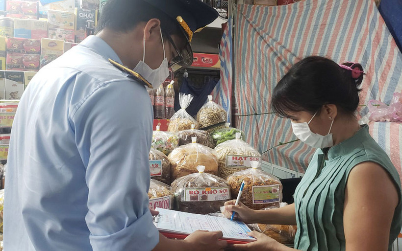 Các hộ kinh doanh ký cam kết.