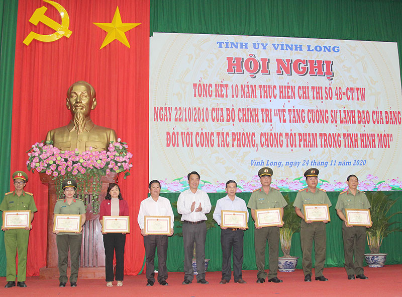 Lãnh đạo tỉnh Vĩnh Long trao Bằng khen cho các cá nhân có thành tích xuất sắc trong thực hiện Chỉ thị 48-CT/TW của Bộ Chính trị vào sáng 24-11. 