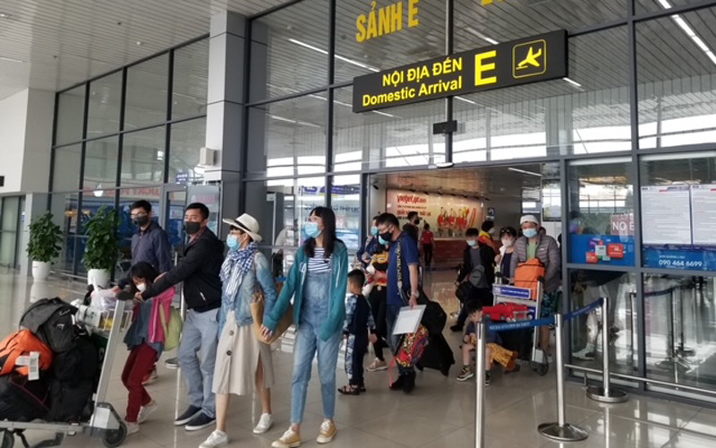 Hành khách tại nhà ga sân bay quốc tế Nội Bài (Hà Nội). 