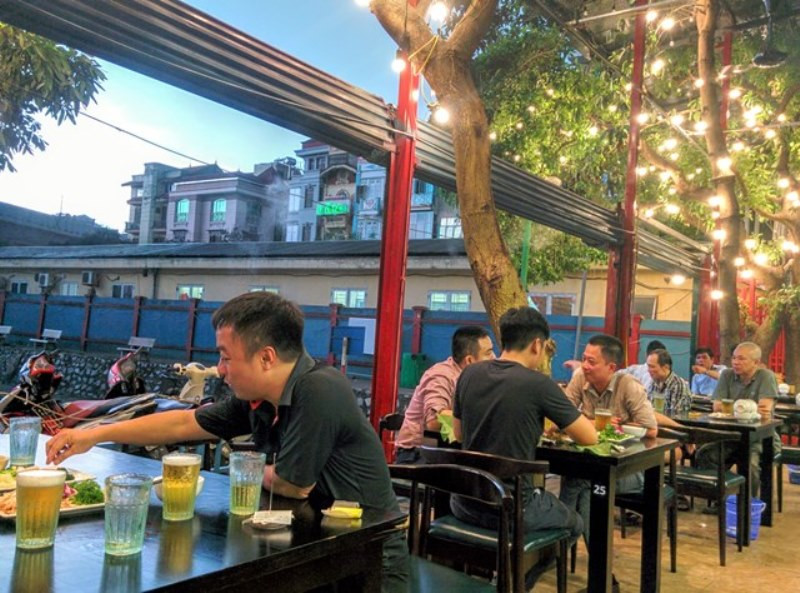 Các quán bia tập trung đông người ở khoảng cách gần là nơi dễ lây nhiễm dịch Covid-19. (Ảnh: HĐ)