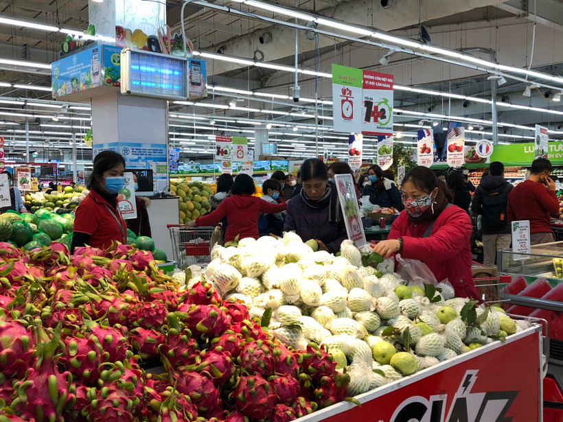Hàng hóa dồi dào tại các siêu thị ở Hà Nội, bảo đảm cung cấp cho người dân trong mọi tình huống xảy ra dịch. 