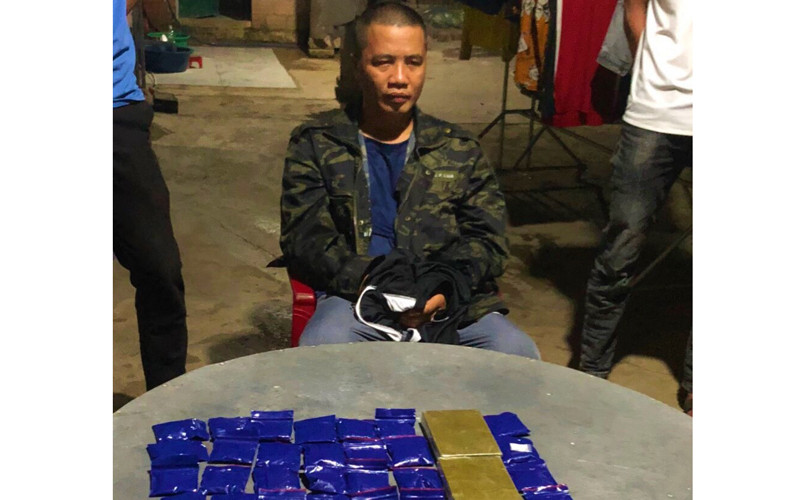 Đối tượng và tang vật là số lượng lớn ma túy mà Công an Minh Hóa thu giữ.