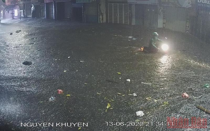 Phố Nguyễn Khuyến ngập sâu trong nước.