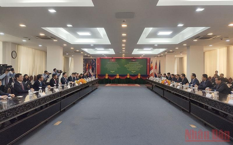 Hội đàm giữa hai đoàn đại biểu tại tòa thị chính Phnom Penh. (Ảnh: Nguyễn Hiệp)